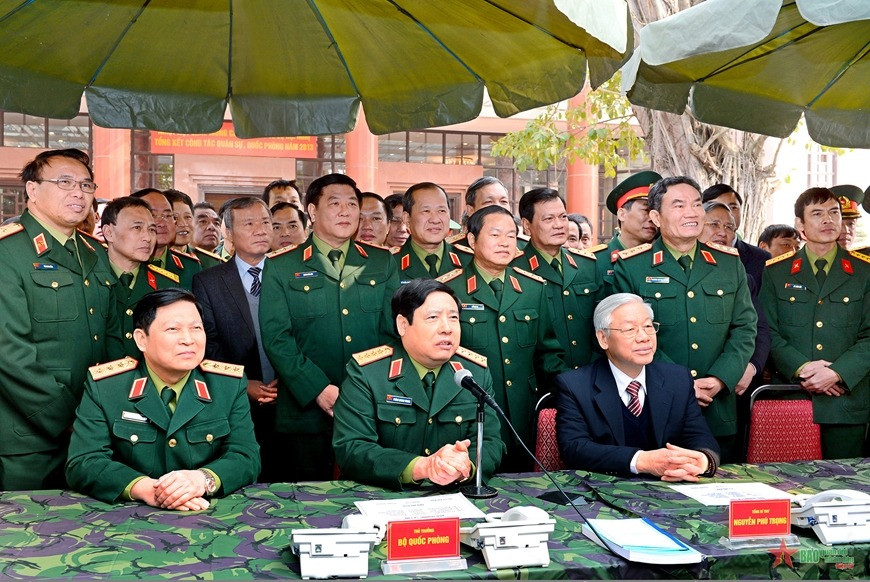 Tổng Bí thư Nguyễn Phú Trọng cùng các thủ trưởng Bộ Quốc phòng, Tổng cục Chính trị Quân đội nhân dân Việt Nam giao lưu trực tuyến với bộ đội Trường Sa tại Hội nghị Quân chính toàn quân năm 2013. Ảnh: Nguyễn Minh Trường.