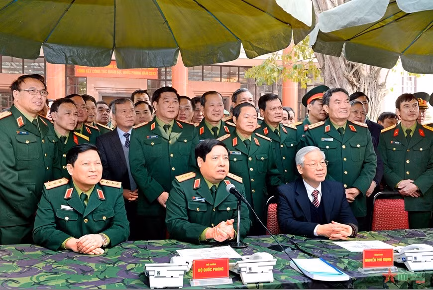 Tổng Bí thư Nguyễn Phú Trọng cùng các thủ trưởng Bộ Quốc phòng, Tổng cục Chính trị Quân đội nhân dân Việt Nam giao lưu trực tuyến với bộ đội Trường Sa tại Hội nghị Quân chính toàn quân năm 2013. Ảnh: Nguyễn Minh Trường.