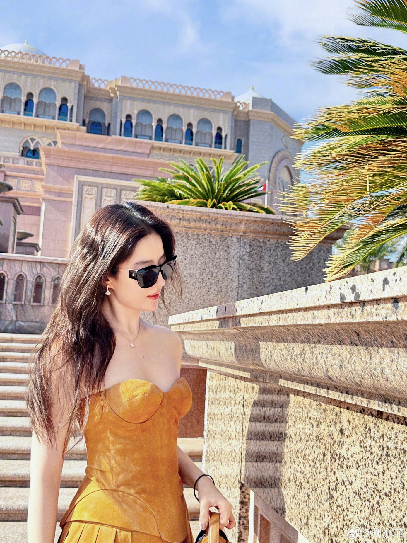 Lưu Diệc Phi chia sẻ hình ảnh sau giờ làm việc ở Abu Dhabi. Chưa đầy 24h, nữ diễn viên Đi đến nơi có gió thu về hơn 400.000 lượt thích trên trang cá nhân hơn 71 triệu người theo dõi.