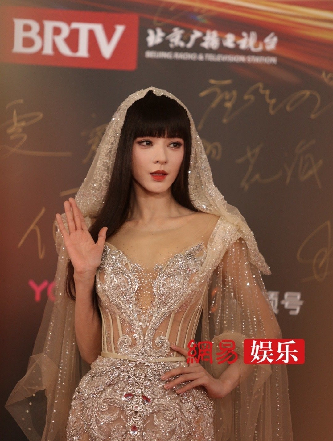 Trong sự kiện đêm hội Weibo, Trương Dư Hi hóa thân thành nữ thần Ai Cập với bộ váy đuôi cá màu bạch kim, cắt xẻ cao, khoe khéo đôi chân dài. Trong sự kiện đêm hội Weibo, Trương Dư Hi hóa thân thành nữ thần Ai Cập với bộ váy đuôi cá màu bạch kim, cắt xẻ cao, khoe khéo đôi chân dài.