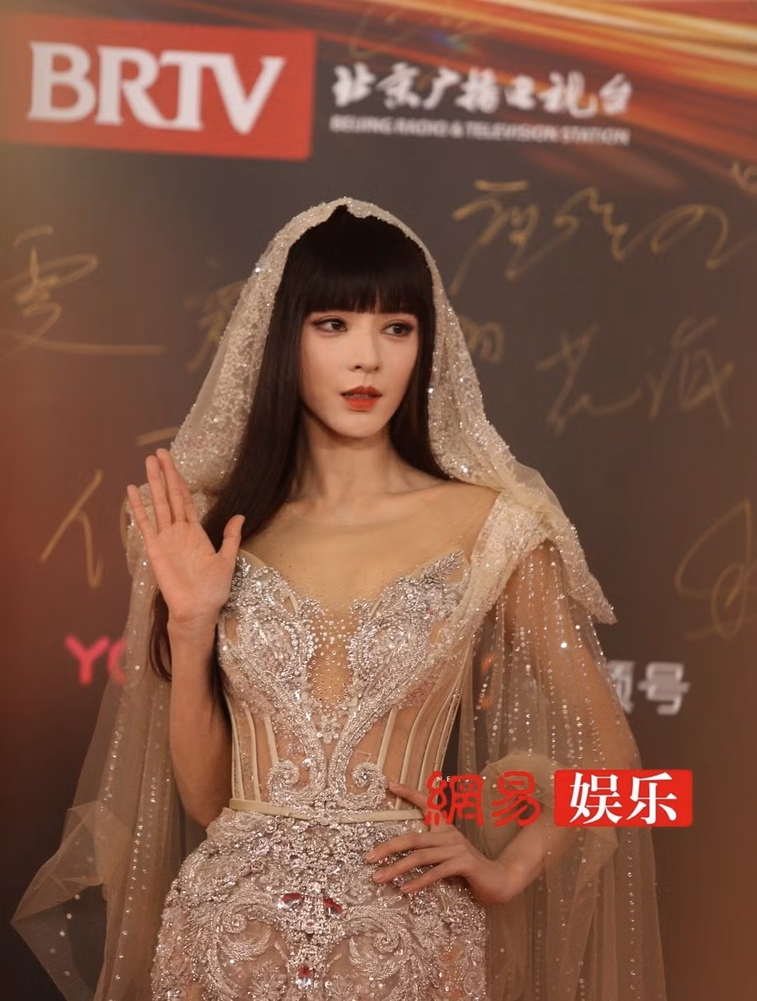 Trong sự kiện đêm hội Weibo, Trương Dư Hi hóa thân thành nữ thần Ai Cập với bộ váy đuôi cá màu bạch kim, cắt xẻ cao, khoe khéo đôi chân dài. Trong sự kiện đêm hội Weibo, Trương Dư Hi hóa thân thành nữ thần Ai Cập với bộ váy đuôi cá màu bạch kim, cắt xẻ cao, khoe khéo đôi chân dài.