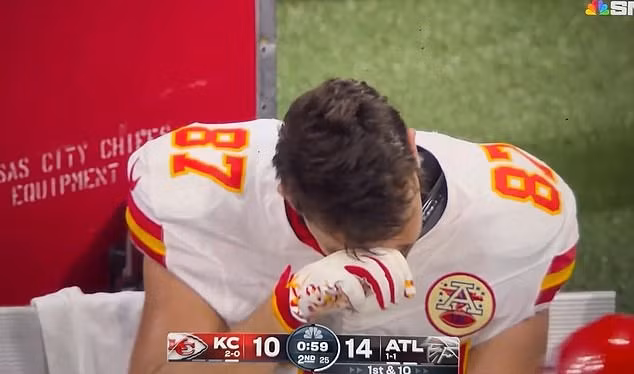 Travis Kelce ủ rũ trên băng ghế dự bị, bị chê xuống phong độ.