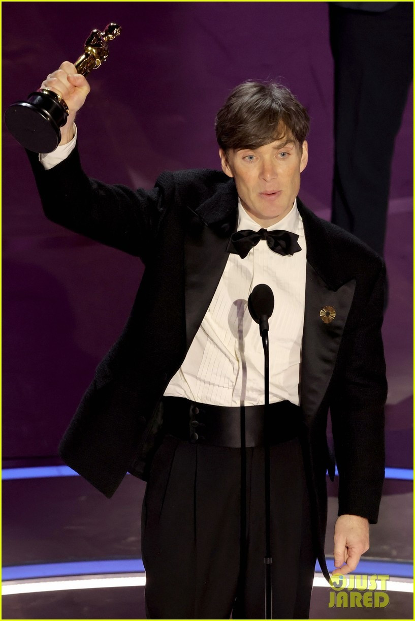 Cillian Murphy giành tượng vàng Oscar đầu tiên cho mình ở hạng mục Nam chính hay nhất tại Oscar 2024, nhờ màn hóa thân xuất sắc thành “cha đẻ bom nguyên tử” J. Robert Oppenheimer trong phim Oppenheimer. Ảnh: JustJared.