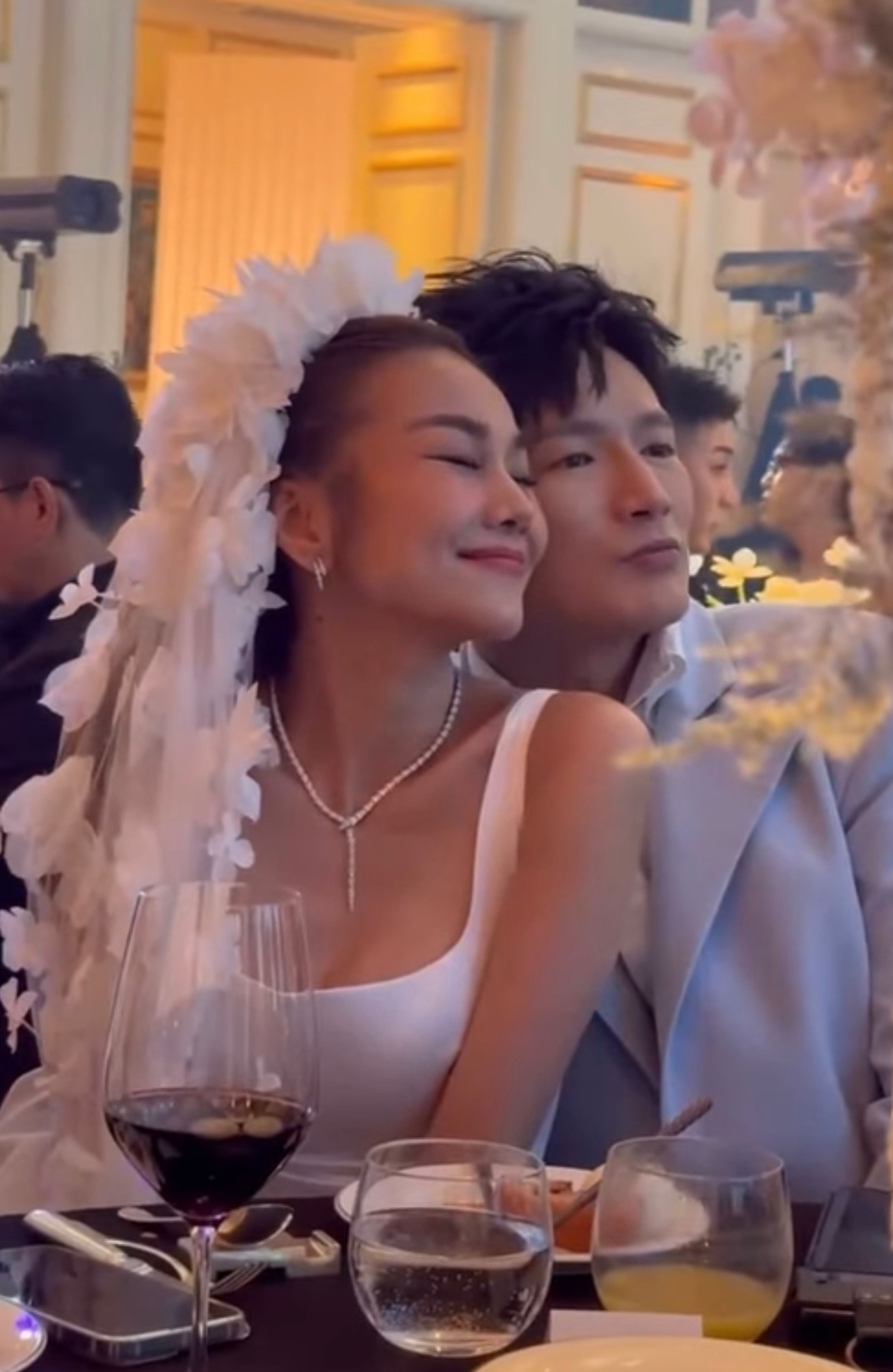 Bạn bè, đồng nghiệp chia sẻ hình ảnh trong đám cưới của Thanh Hằng và nhạc trưởng Trần Nhật Minh. Ảnh: CMH, FBNV. Bạn bè, đồng nghiệp chia sẻ hình ảnh trong đám cưới của Thanh Hằng và nhạc trưởng Trần Nhật Minh. Ảnh: CMH, FBNV.