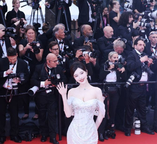 Đới Yến Nhi đi thảm đỏ Cannes.