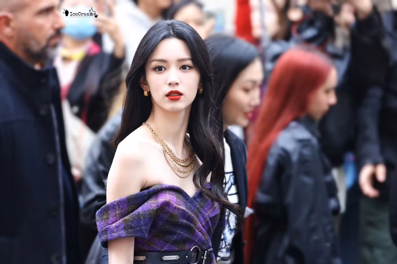 Nữ diễn viên 26 tuổi diện váy trễ vai khoe xương quai xanh. Nữ diễn viên 26 tuổi diện váy trễ vai khoe xương quai xanh.