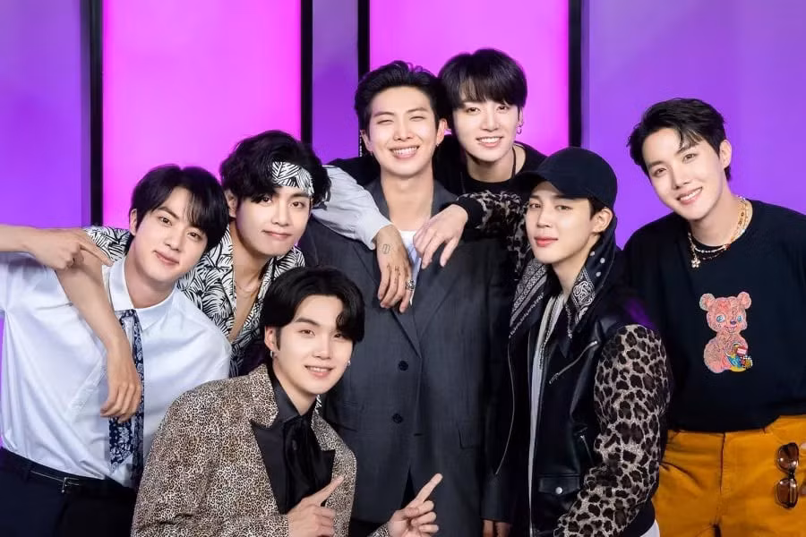 HYBE gồm 6 nhãn hiệu trực thuộc, trong đó HYBE nắm 100% cổ phần Big Hit Music, Belift Lab. 16 nghệ sĩ hoạt động dưới trướng HYBE, bao gồm nhóm nhạc toàn cầu BTS.