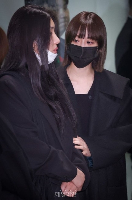 Ca sĩ Heo Young Ji cũng có mặt. Cô ở bên động viên Giant Pink.