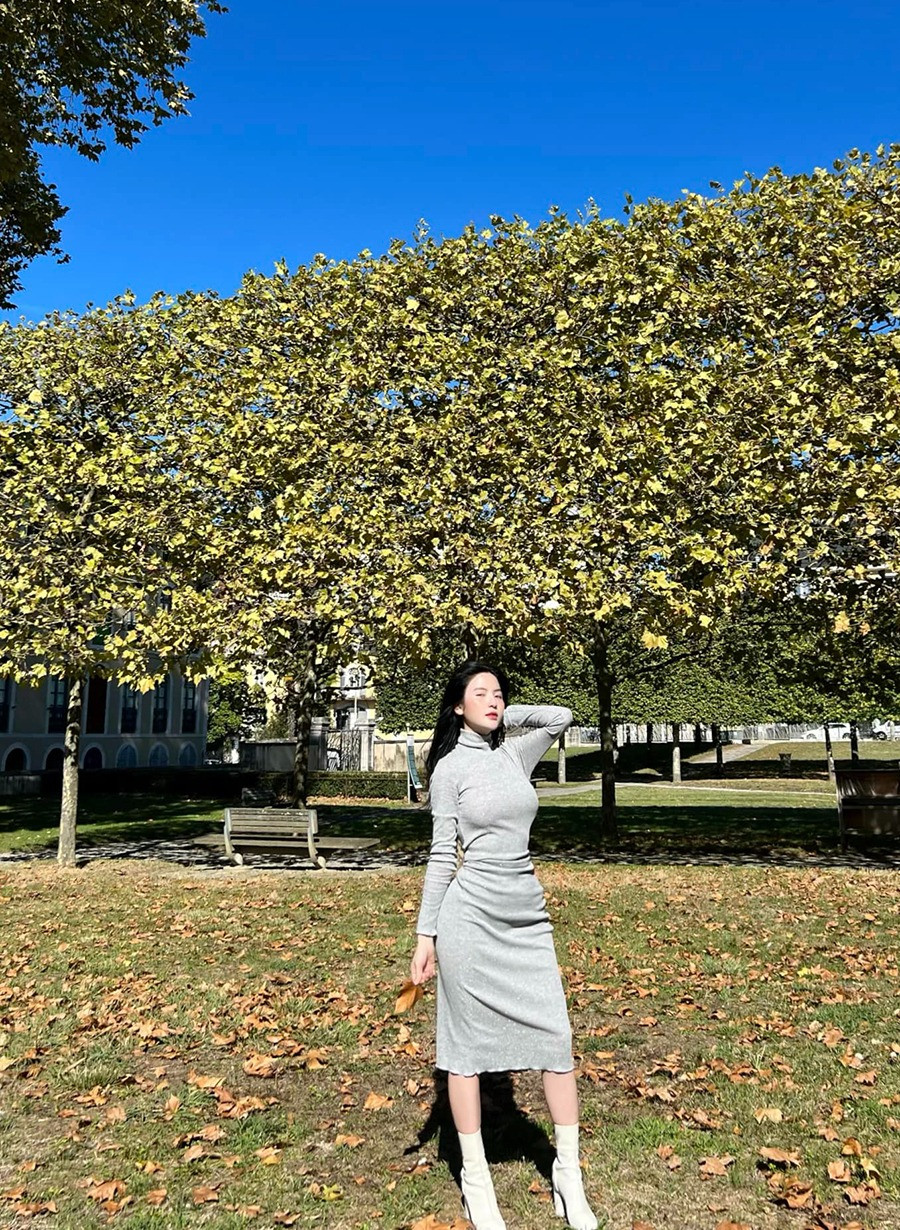 Với chiều cao 1,6 m, tỷ lệ ba vòng cân đối, Chu Thanh Huyền ưa chuộng phong cách thời trang gợi cảm, nữ tính. Cô thường diện váy dáng dài, bó sát, khoe được đường cong cơ thể.