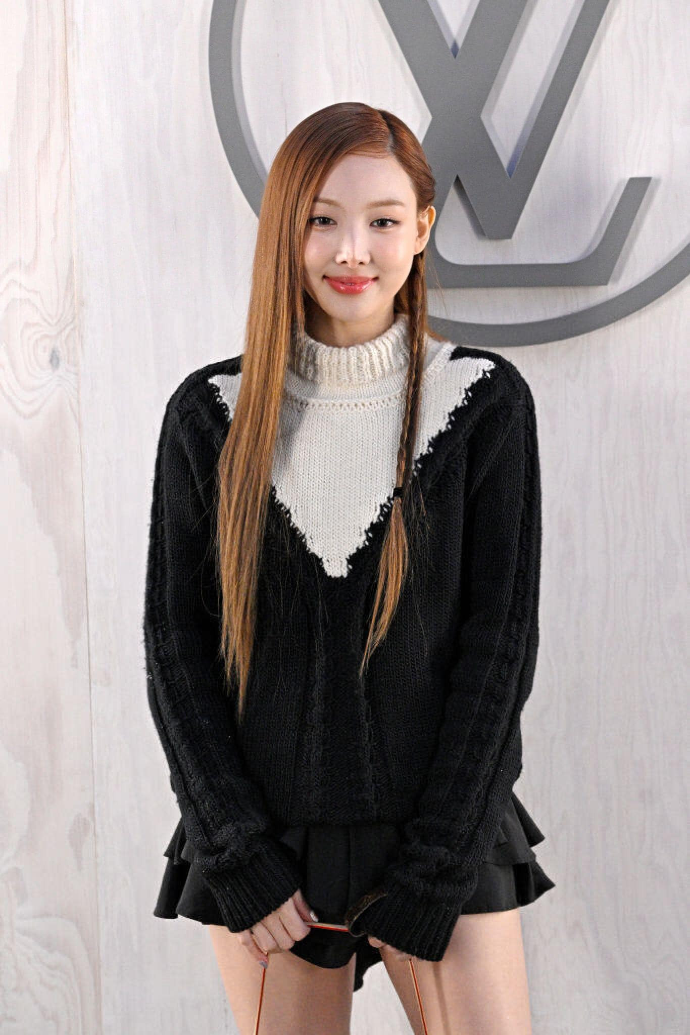 Cùng ngày 5/3 (giờ địa phương), Nayeon (Twice) có mặt tại show diễn Louis Vuitton, đánh dấu bước tiến mới trong lĩnh vực thời trang của nữ ca sĩ. Cùng ngày 5/3 (giờ địa phương), Nayeon (Twice) có mặt tại show diễn Louis Vuitton, đánh dấu bước tiến mới trong lĩnh vực thời trang của nữ ca sĩ.