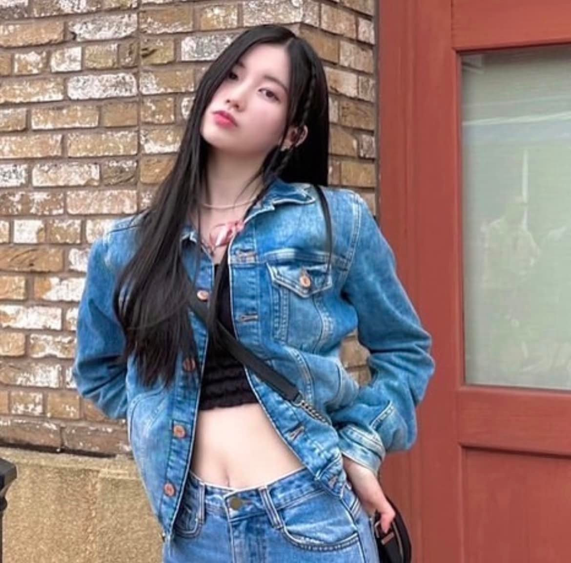 Cô gái được kỳ vọng đảm nhận vị trí rap chính của Baby Monster là Asa, sinh năm 2006, người Nhật Bản. Nữ thần tượng ghi điểm với kỹ năng và phong cách rap mạnh mẽ. Có nhiều thông tin Asa từng là thành viên thuộc ban nhạc kịch. Cô trở thành thực tập sinh của YG vào khoảng năm 2017-2018.