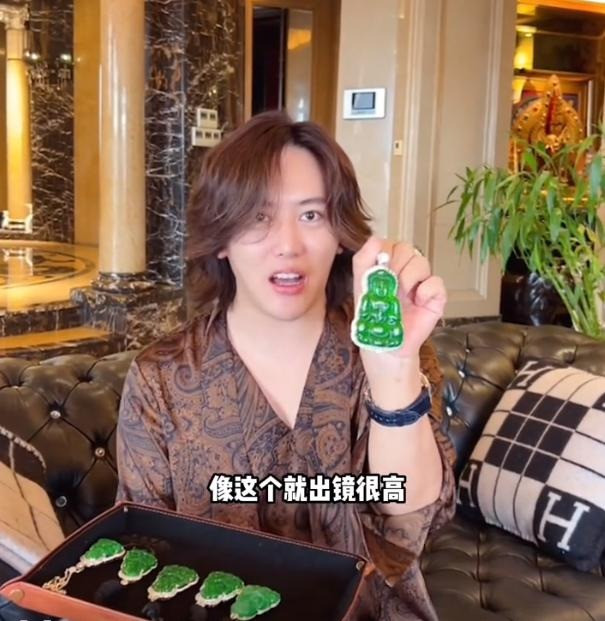 Wang Hongquanxing bị cấm sóng vì thói khoe của. Wang Hongquanxing bị cấm sóng vì thói khoe của.