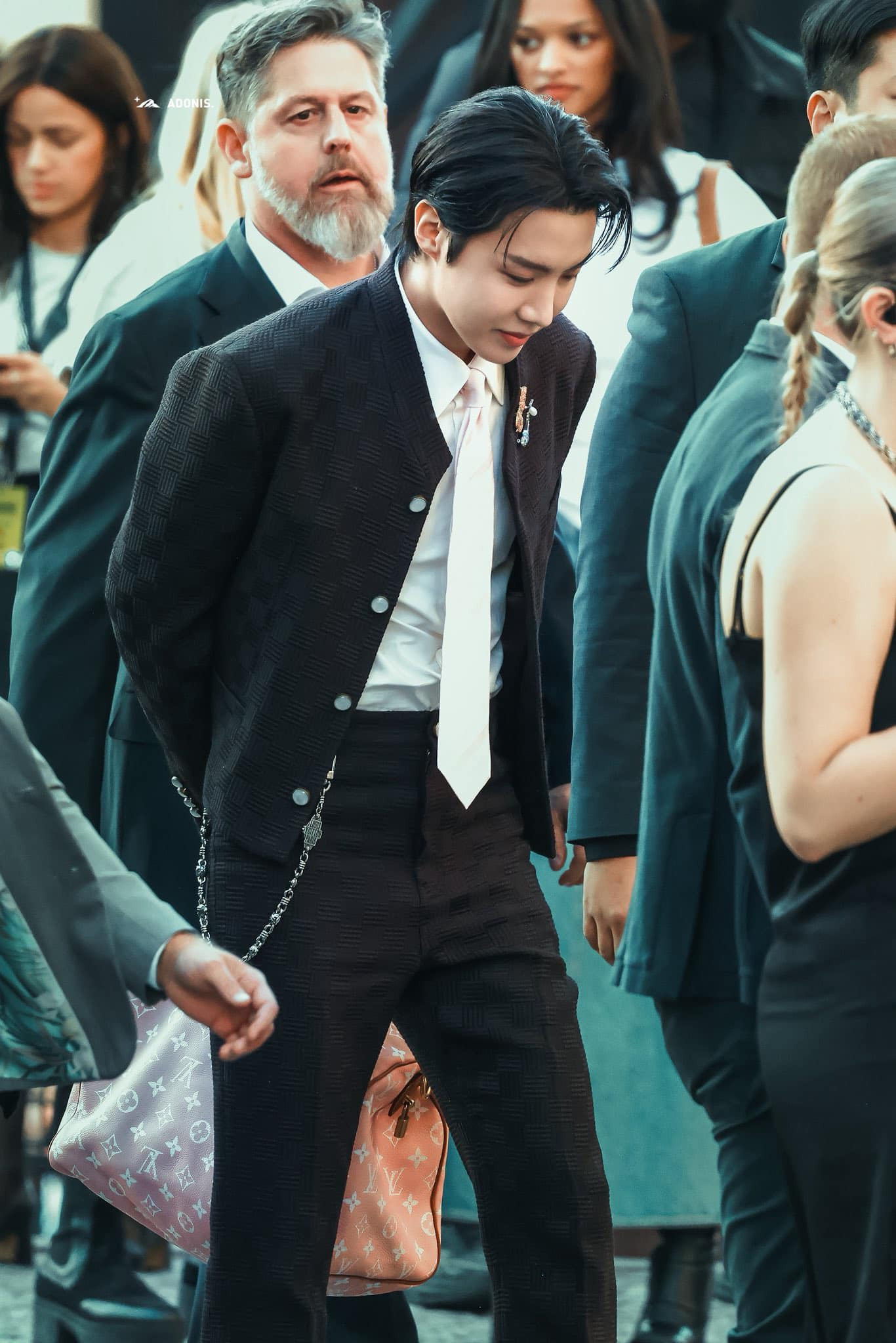 j-hope nổi bật tại show thời trang Louis Vuitton Xuân - Hè 2026. j-hope nổi bật tại show thời trang Louis Vuitton Xuân - Hè 2026.