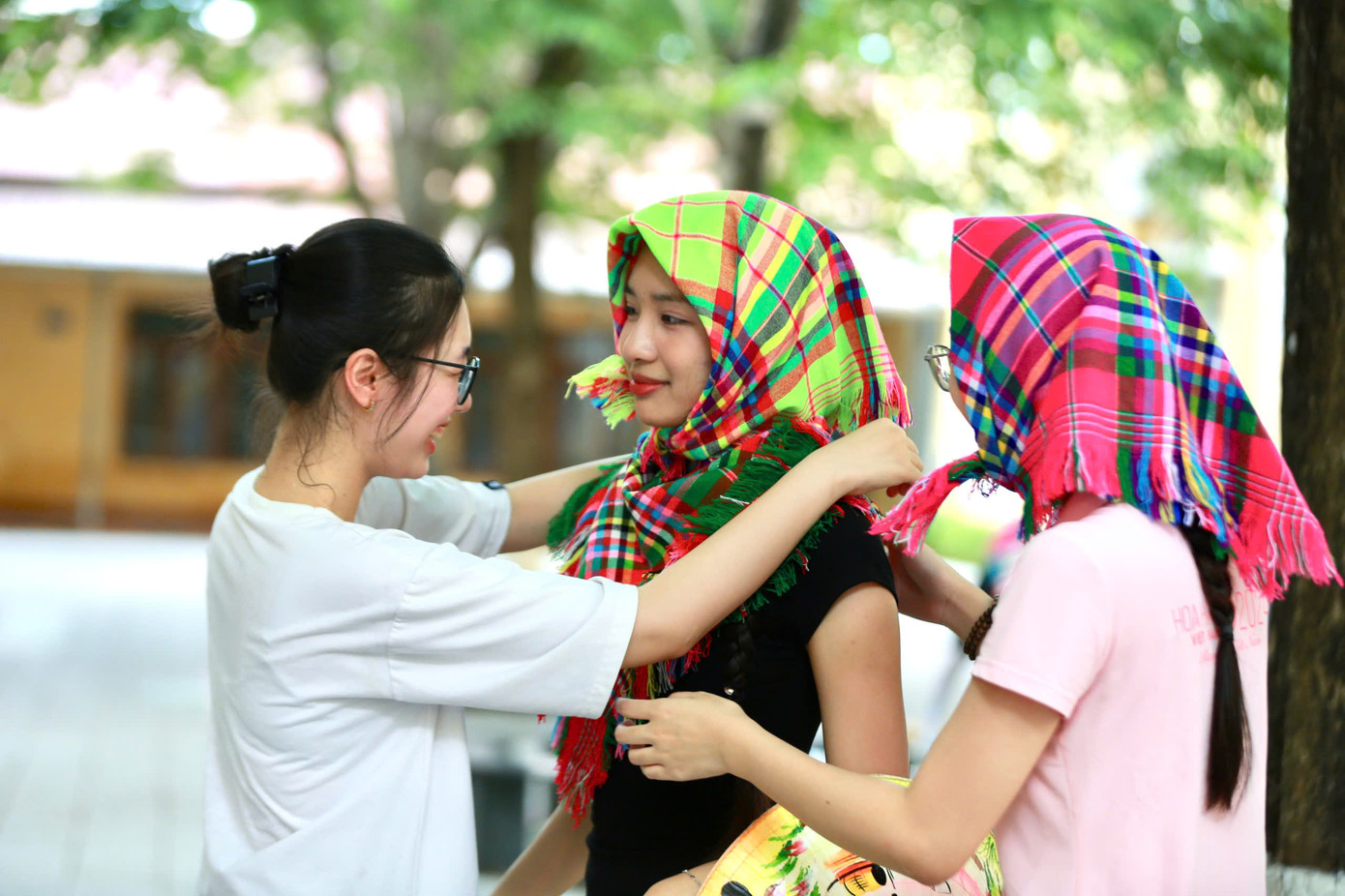 Nhóm thí sinh giúp nhau đeo khăn, biến tấu theo nhiều phong cách khác nhau. Nhóm thí sinh giúp nhau đeo khăn, biến tấu theo nhiều phong cách khác nhau.