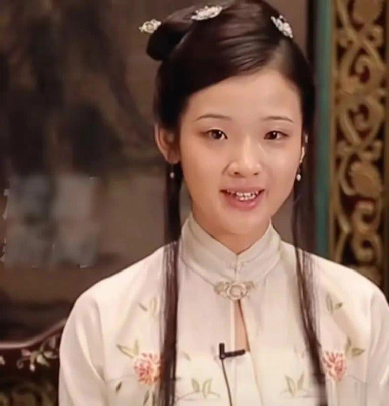 Trương Miểu Di bị chê "phá" vai kinh điển Lâm Đại Ngọc trong Hồng Lâu Mộng bản điện ảnh. Trương Miểu Di bị chê "phá" vai kinh điển Lâm Đại Ngọc trong Hồng Lâu Mộng bản điện ảnh.