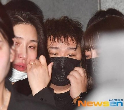 Công ty chủ quản của nữ ca sĩ cho biết: "Chúng tôi chân thành cầu nguyện cho linh hồn của người đã khuất không may qua đời, đồng thời tha thiết yêu cầu các bạn hạn chế lan truyền những tin đồn mang tính suy đoán. Tang quyến đang vô cùng đau buồn tiễn đưa người đã khuất từ biệt trên hành trình cuối của mình".