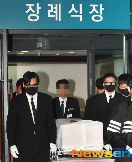 Để xác định nguyên nhân cái chết, Viện Khoa học Pháp y Quốc gia khám nghiệm tử thi với sự đồng ý của gia đình tang quyến. Kết quả được xác nhận là không có dấu hiệu giết người hay lựa chọn cực đoan. “Không có dấu hiệu tự sát hay nghi ngờ giết người do ngoại lực hay áp lực từ bên ngoài. Không có nguyên nhân tử vong rõ ràng nào được xác nhận” - Viện Khoa học Pháp y Quốc thông tin. Cuộc kiểm tra chi tiết đang được tiến hành để xác định nguyên nhân chính xác.