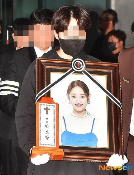 Để xác định nguyên nhân cái chết, Viện Khoa học Pháp y Quốc gia khám nghiệm tử thi với sự đồng ý của gia đình tang quyến. Kết quả được xác nhận là không có dấu hiệu giết người hay lựa chọn cực đoan. “Không có dấu hiệu tự sát hay nghi ngờ giết người do ngoại lực hay áp lực từ bên ngoài. Không có nguyên nhân tử vong rõ ràng nào được xác nhận” - Viện Khoa học Pháp y Quốc thông tin. Cuộc kiểm tra chi tiết đang được tiến hành để xác định nguyên nhân chính xác.