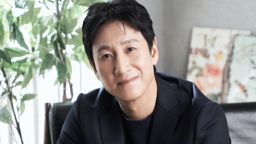 Lee Sun Kyun qua đời ở tuổi 48, nghi ngờ tự sát. Lee Sun Kyun qua đời ở tuổi 48, nghi ngờ tự sát.