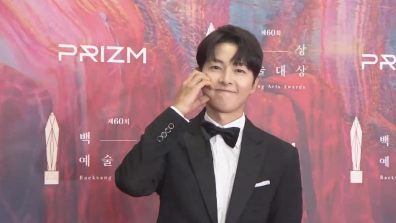 Song Joong Ki tại thảm đỏ lễ trao giải Baeksang.
