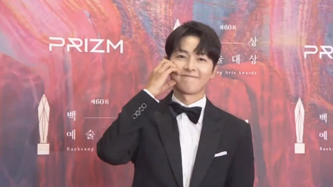 Song Joong Ki tại thảm đỏ lễ trao giải Baeksang.
