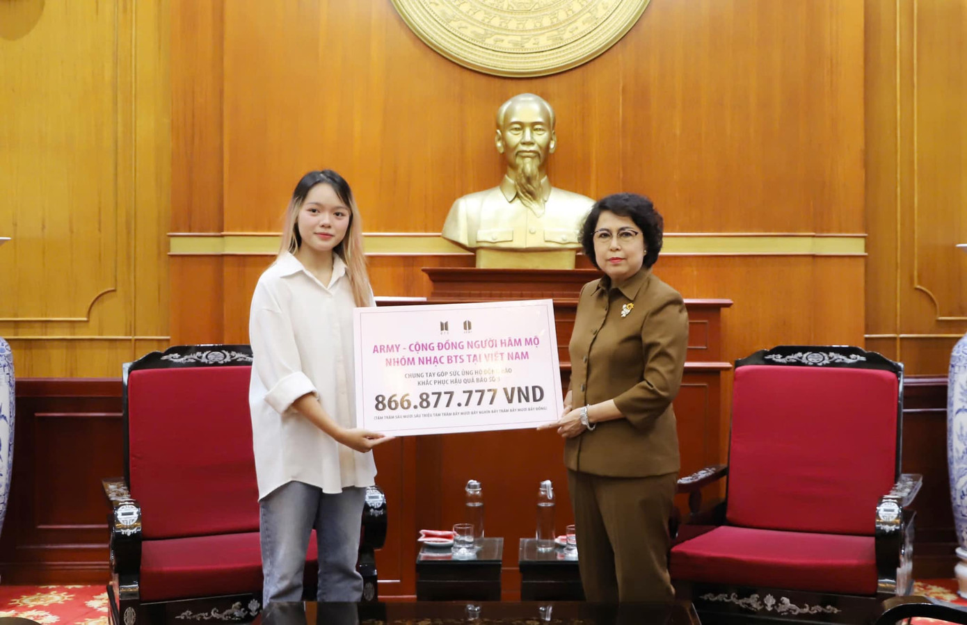 "Bên cạnh chữ ‘hâm mộ’ chính là chữ ‘Việt Nam'" - cộng đồng người hâm mộ BTS tại Việt Nam cho biết.