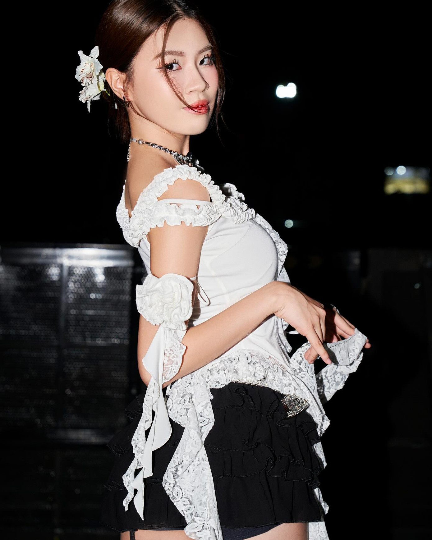 Có vóc dáng cân đối, rapper sinh năm 2003 cân được nhiều phong cách. Cô tích cực bắt trend các xu hướng thời trang thịnh hành như váy tua rua, corset…