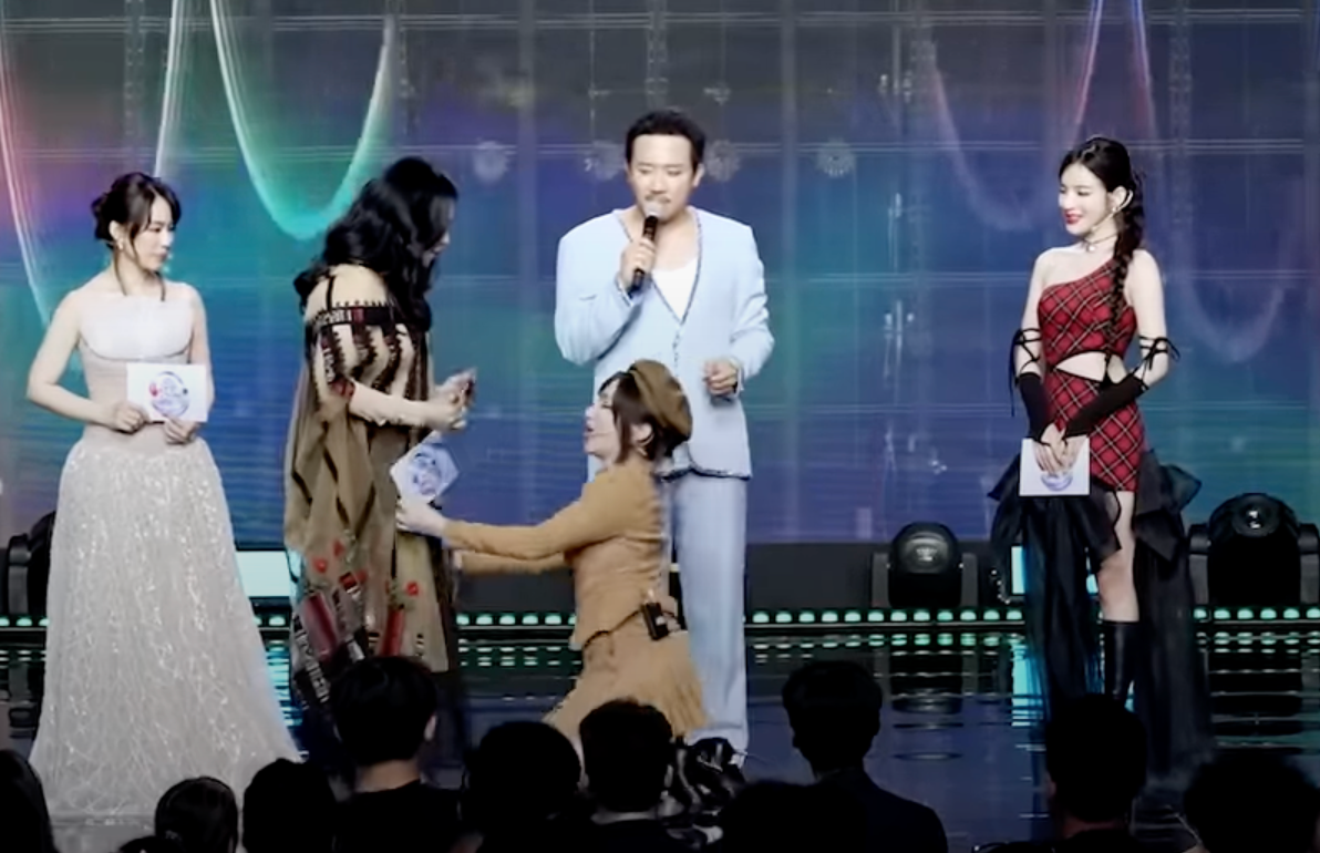 Orange quỳ xin lỗi Thanh Lam khi từ chối cô, tuy nhiên kết quả họ vẫn bốc thăm chung đội. Orange quỳ xin lỗi Thanh Lam khi từ chối cô, tuy nhiên kết quả họ vẫn bốc thăm chung đội.