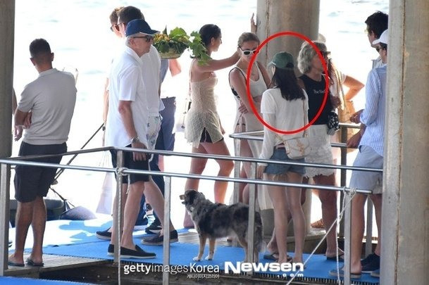 Lisa đội mũ lưỡi trai xanh cổ vịt, ăn mặc đơn giản, tham dự kỳ nghỉ của gia đình bạn trai tỷ phú tại Italy. Hình ảnh được chụp hôm 4/8. Ảnh: Getty.