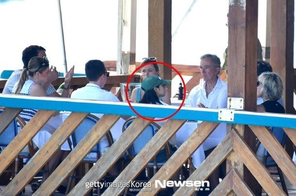 Lisa đội mũ lưỡi trai xanh cổ vịt, ăn mặc đơn giản, tham dự kỳ nghỉ của gia đình bạn trai tỷ phú tại Italy. Hình ảnh được chụp hôm 4/8. Ảnh: Getty.