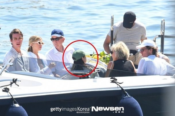 Lisa đội mũ lưỡi trai xanh cổ vịt, ăn mặc đơn giản, tham dự kỳ nghỉ của gia đình bạn trai tỷ phú tại Italy. Hình ảnh được chụp hôm 4/8. Ảnh: Getty.