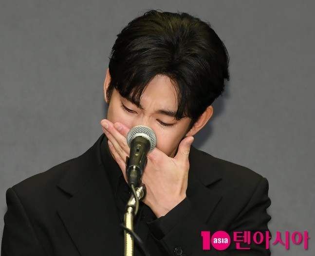 Nam diễn viên bật khóc nức nở trước truyền thông.