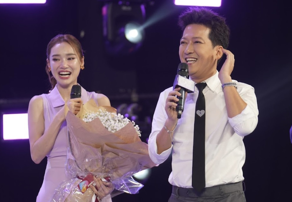 Trường Giang liên tục nịnh vợ.