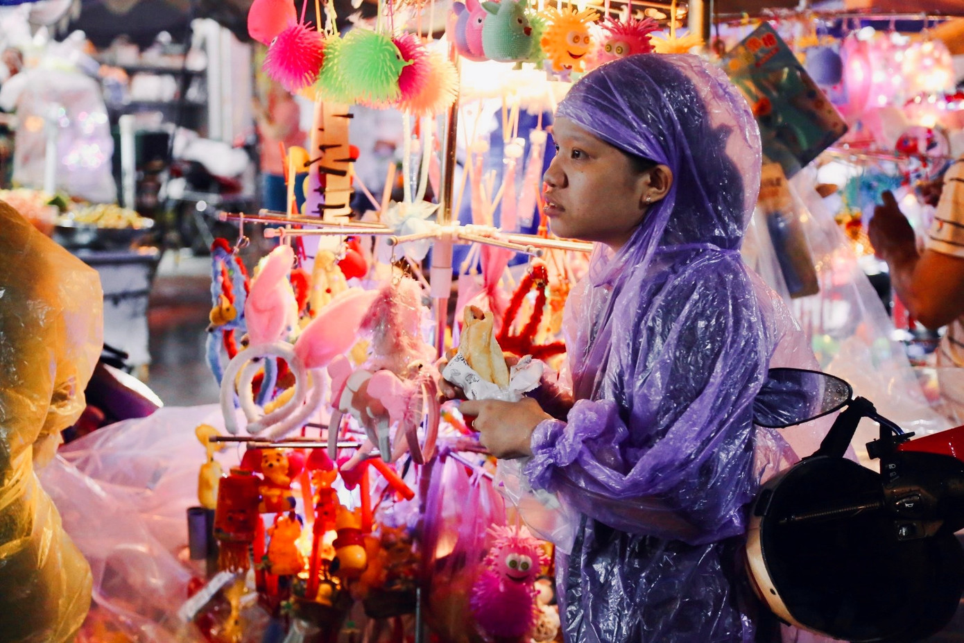 Nhiều gia đình vẫn tranh thủ đưa con em đến tuyến phố để vui chơi, mặc kệ trời vẫn còn mưa rất lớn.