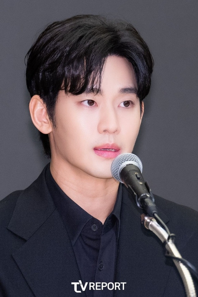 Kim Soo Hyun cúi đầu xin lỗi tại họp báo lúc 14h30 (giờ Việt Nam) ngày 31/3.