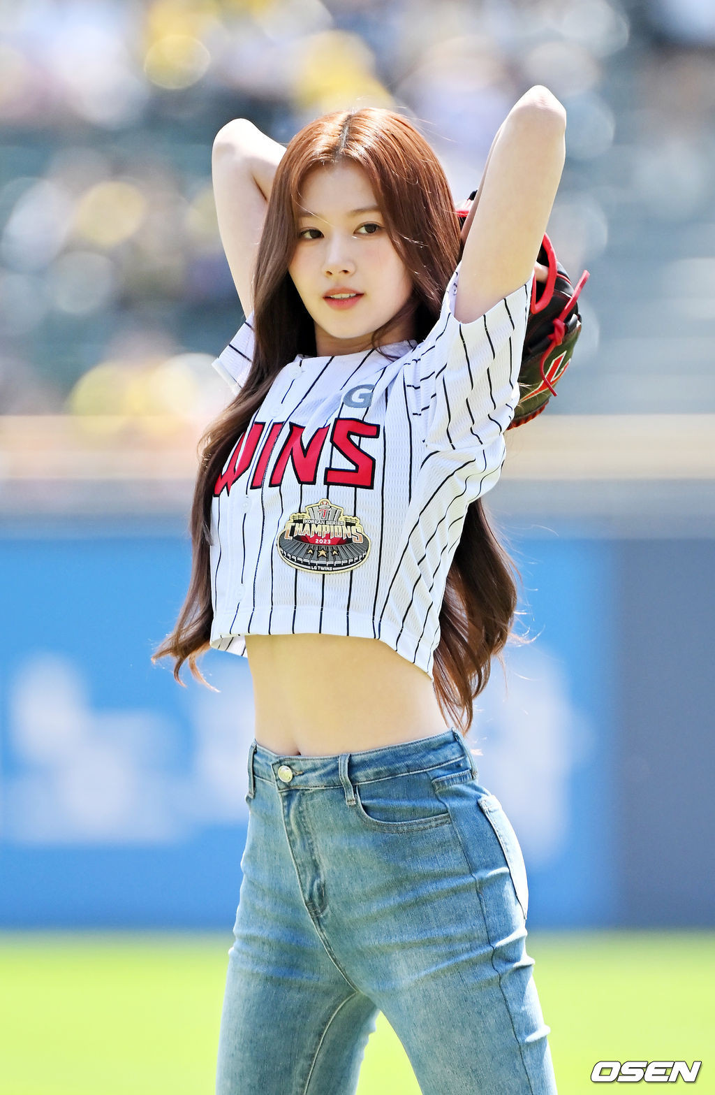 Không hề mắc sai lầm, Sana có cú ném chuẩn xác, chạm tới găng tay của cầu thủ bắt bóng mà không cần phải di chuyển.