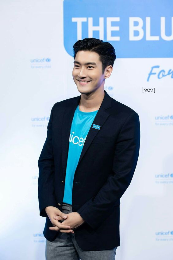 Dù có xuất thân giàu có, Choi Siwon sống khá giản dị, không khoe khoang. Ngoài hoạt động nghệ thuật, anh dành thời gian cống hiến cho xã hội thông qua vai trò đại sứ khu vực của UNICEF Đông Á và Thái Bình Dương.