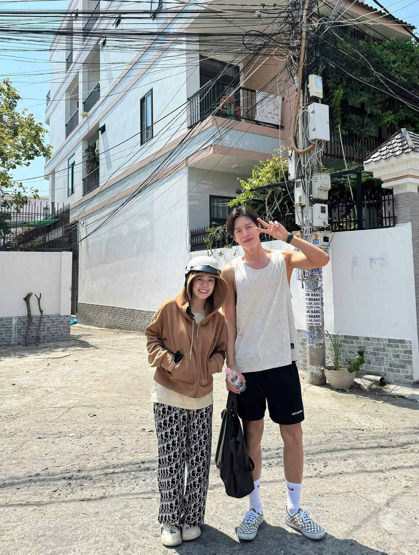 Ngôi sao phim Cheese in the Trap thân thiện chụp cùng người hâm mộ khi cả nhóm ghé quán ăn phở. Ngôi sao phim Cheese in the Trap thân thiện chụp cùng người hâm mộ khi cả nhóm ghé quán ăn phở.