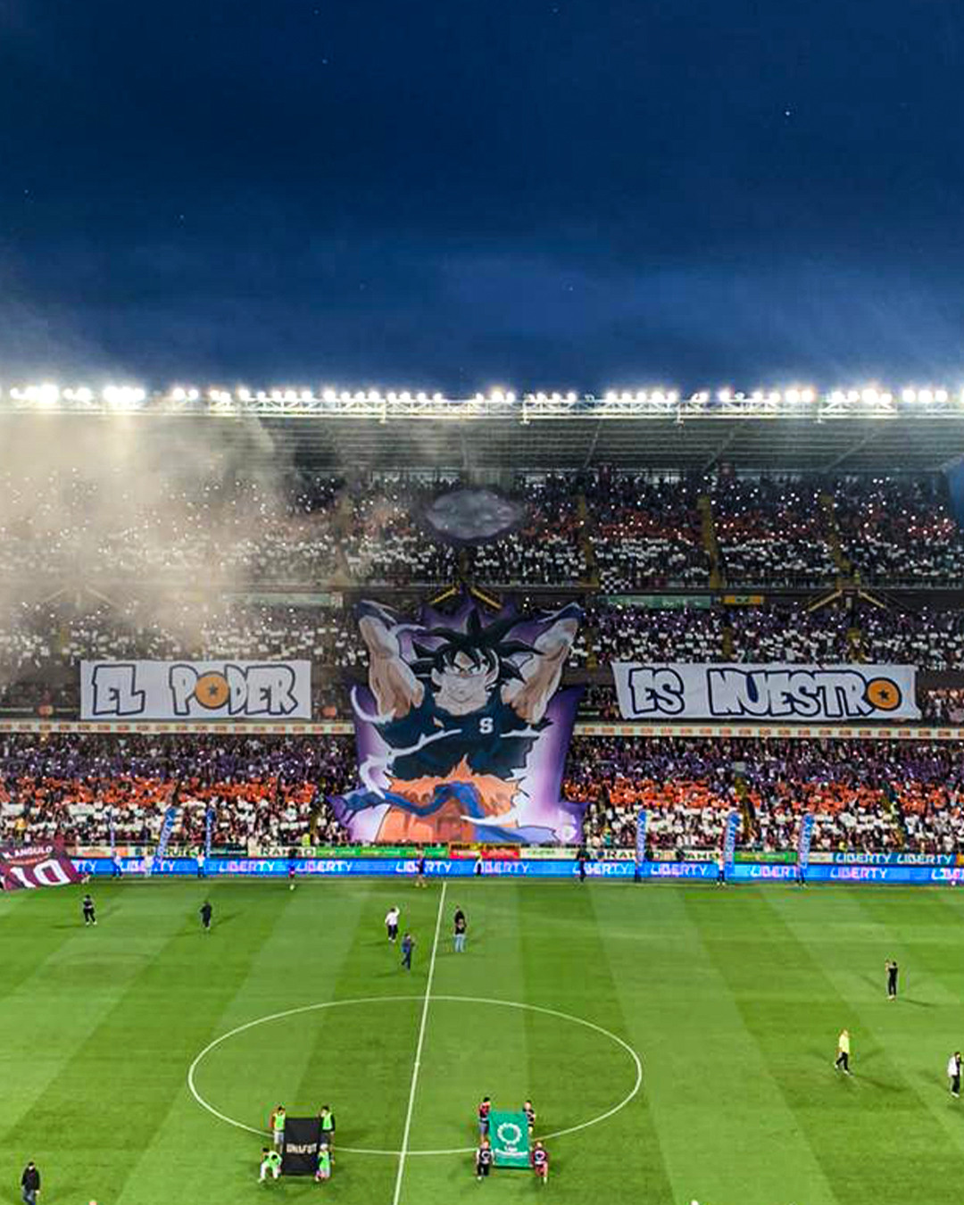 Nghệ thuật Tifo trên khán đài có hình ảnh của Dragon Ball. Nghệ thuật Tifo trên khán đài có hình ảnh của Dragon Ball.