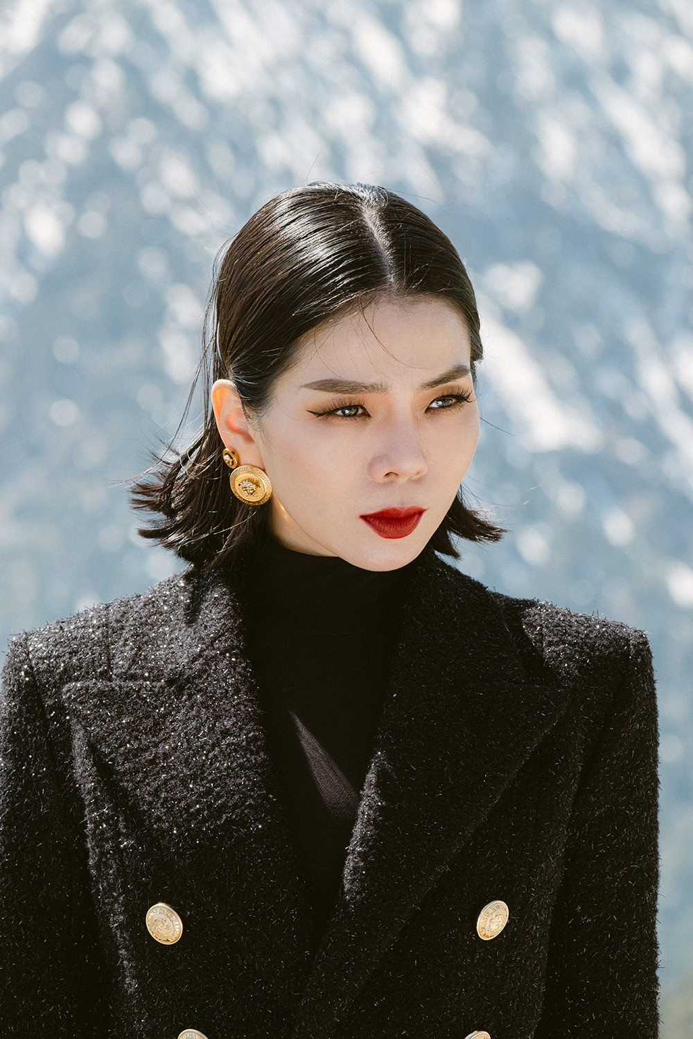 Lệ Quyên mặc váy hở eo giữa trời -12 độ C.