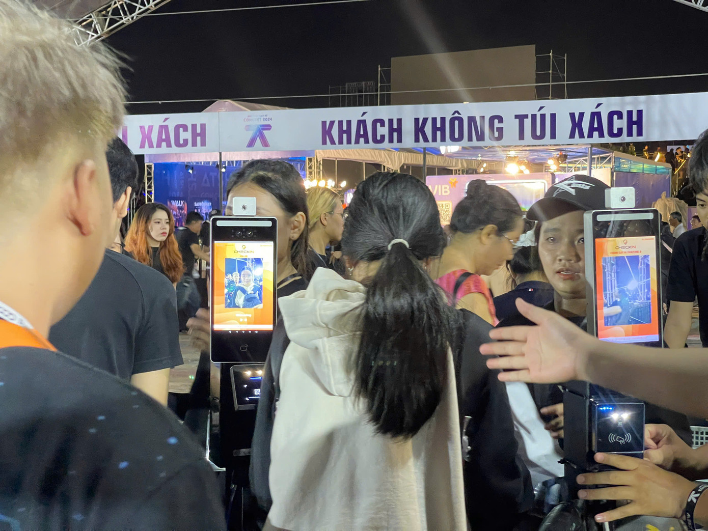 Nhiều khán giả không tiếp nhận đầy đủ thông tin về tư trang, vật dụng cá nhân mang theo nên nhiều khách rơi vào thế khó khi quầy gửi đồ không nhận đồ giá trị và cũng không thể niêm phong mang vào trong. Ảnh: Phạm Nguyễn. Nhiều khán giả không tiếp nhận đầy đủ thông tin về tư trang, vật dụng cá nhân mang theo nên nhiều khách rơi vào thế khó khi quầy gửi đồ không nhận đồ giá trị và cũng không thể niêm phong mang vào trong. Ảnh: Phạm Nguyễn.