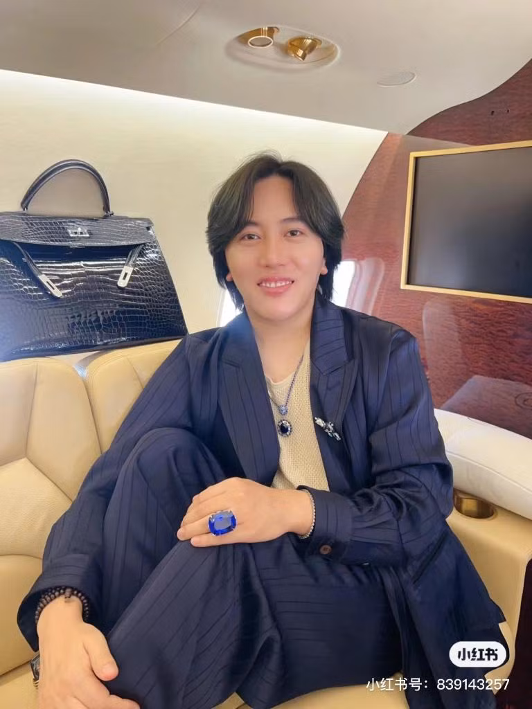 Wang Hongquanxing bị cấm sóng vì thói khoe của.