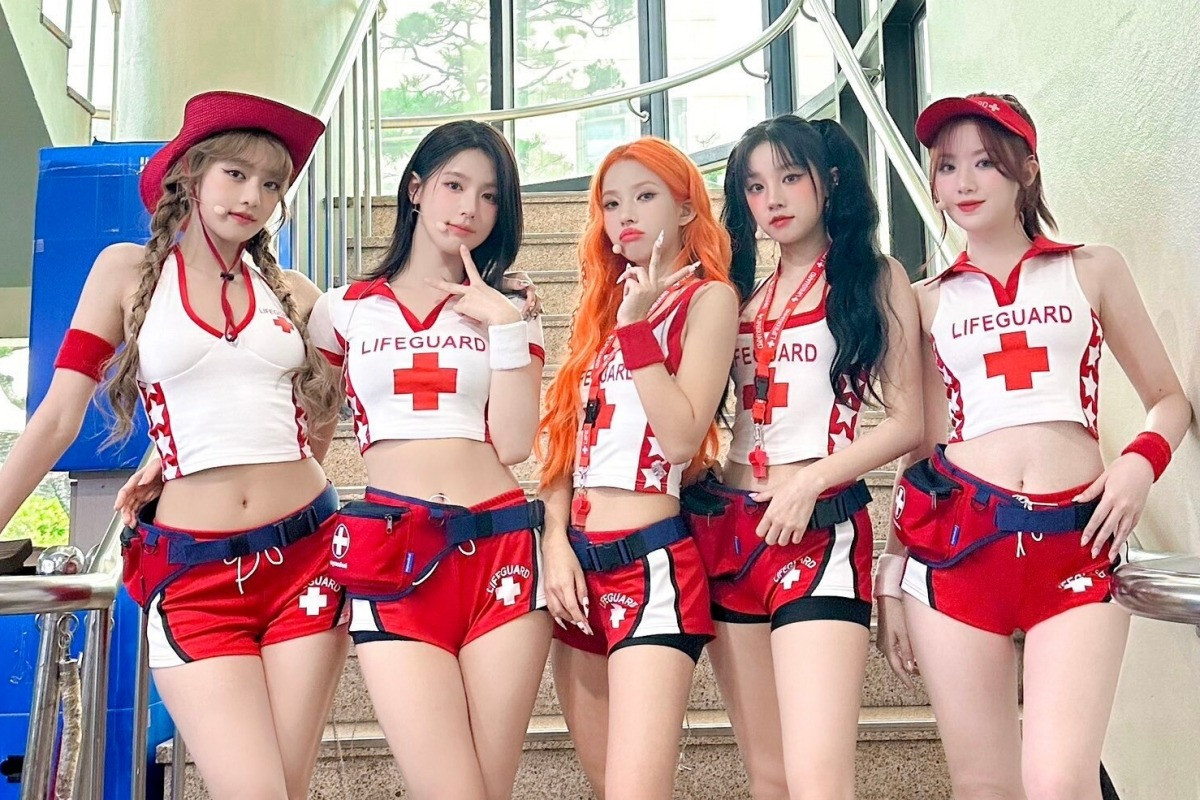 Nhóm (G)I-DLE (trái) và các thành viên của Hội Chữ thập đỏ Hàn Quốc đóng gói các bộ dụng cụ cứu trợ thiên tai để chuyển đến các khu vực bị ảnh hưởng bởi trận mưa lớn tại chi nhánh Gyeonggi ngày 15/7. Ảnh: Yonhap.