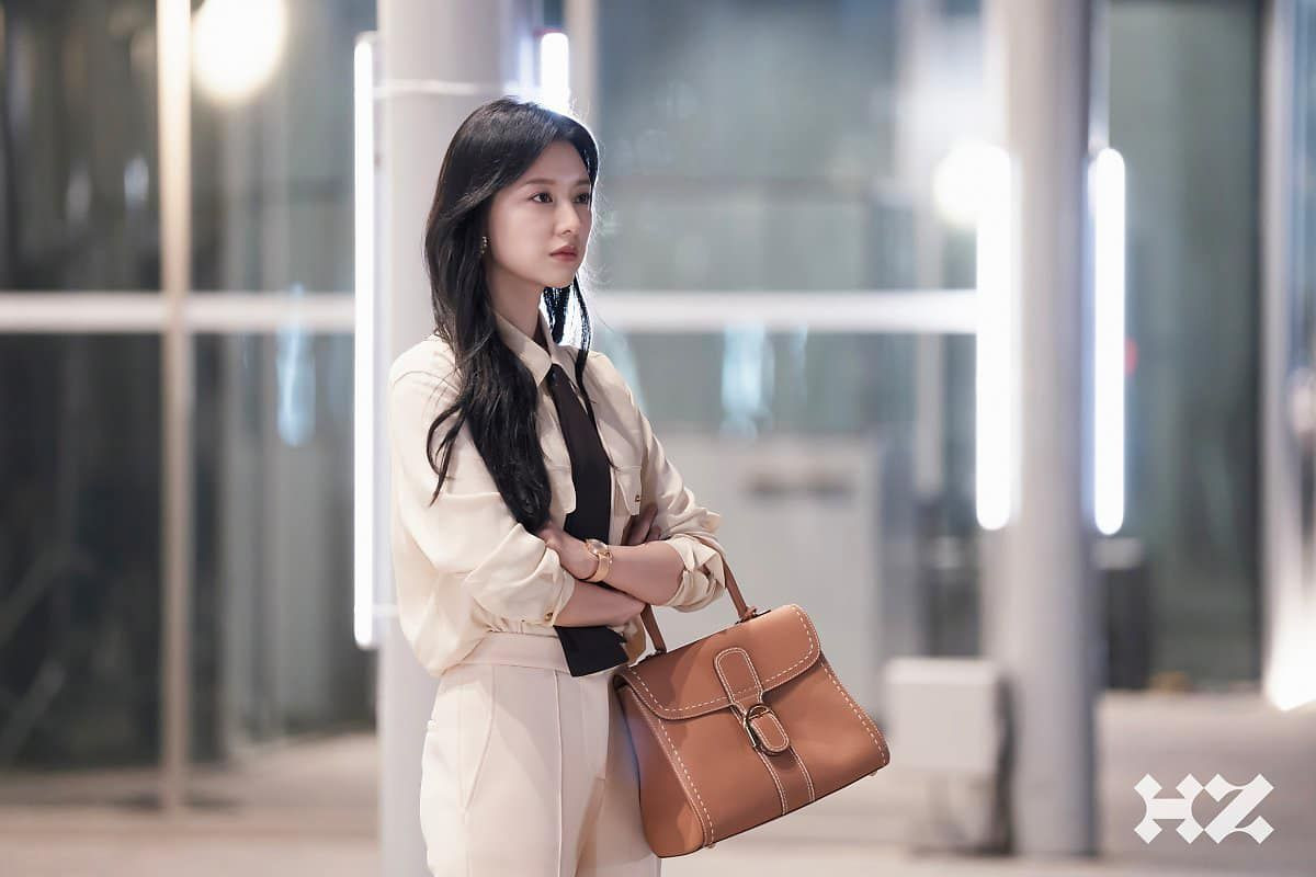 Hóa thân thành tiểu thư tài phiệt Hong Hae In phim Nữ hoàng nước mắt (Queen of tears), Kim Ji Won ghi điểm nhờ diễn xuất, nhan sắc, đặc biệt gây ấn tượng với tủ đồ hàng hiệu sang trọng, qua đó thể hiện phần nào tính cách, khí chất “nữ hoàng” của nhân vật. Nữ diễn viên từng chia sẻ phong cách xa hoa của Hae In liên quan chặt chẽ đến hoàn cảnh và cảm xúc, thay vì chỉ đơn giản thể hiện sự giàu có. Tâm trạng càng tệ, trang phục càng lòe loẹt.