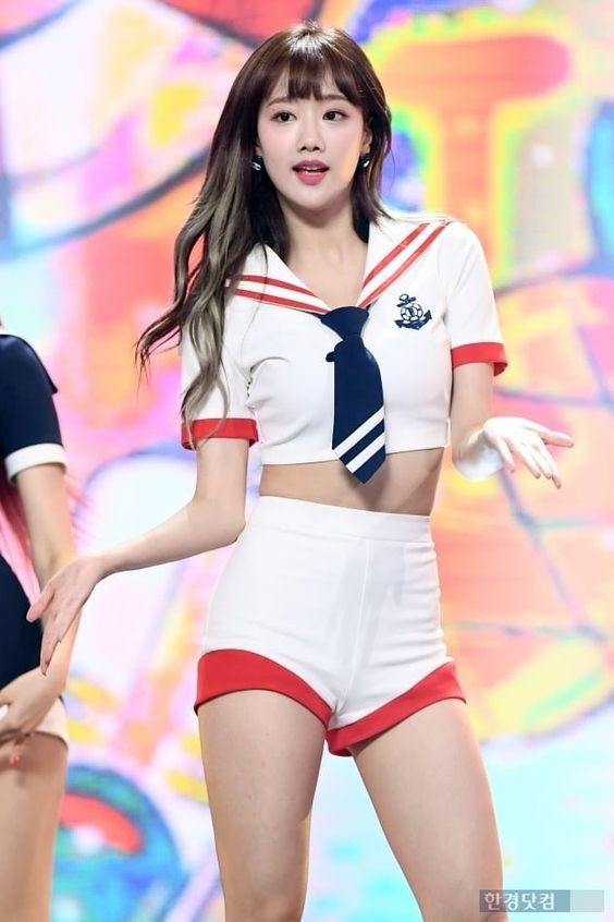 Cuối tháng 1/2022, April thông báo tan rã. Naeun bộc bạch cô cảm thấy nặng nề trước thông tin này và gửi lời cảm ơn đến các thành viên đã trải qua chặng đường 7 năm cùng nhau. Cô sau đó ký hợp đồng độc quyền với Namoo Actors để tiếp tục đam mê diễn xuất.