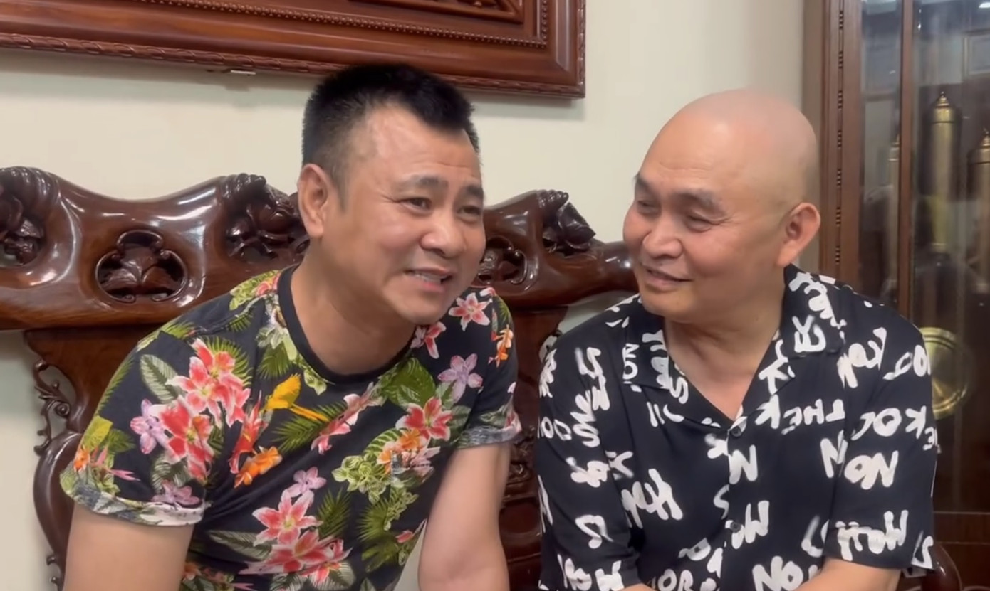 NSND Tự Long xin ý kiến đánh giá của đàn anh Xuân Hinh về tiết mục Trống cơm gây sốt.