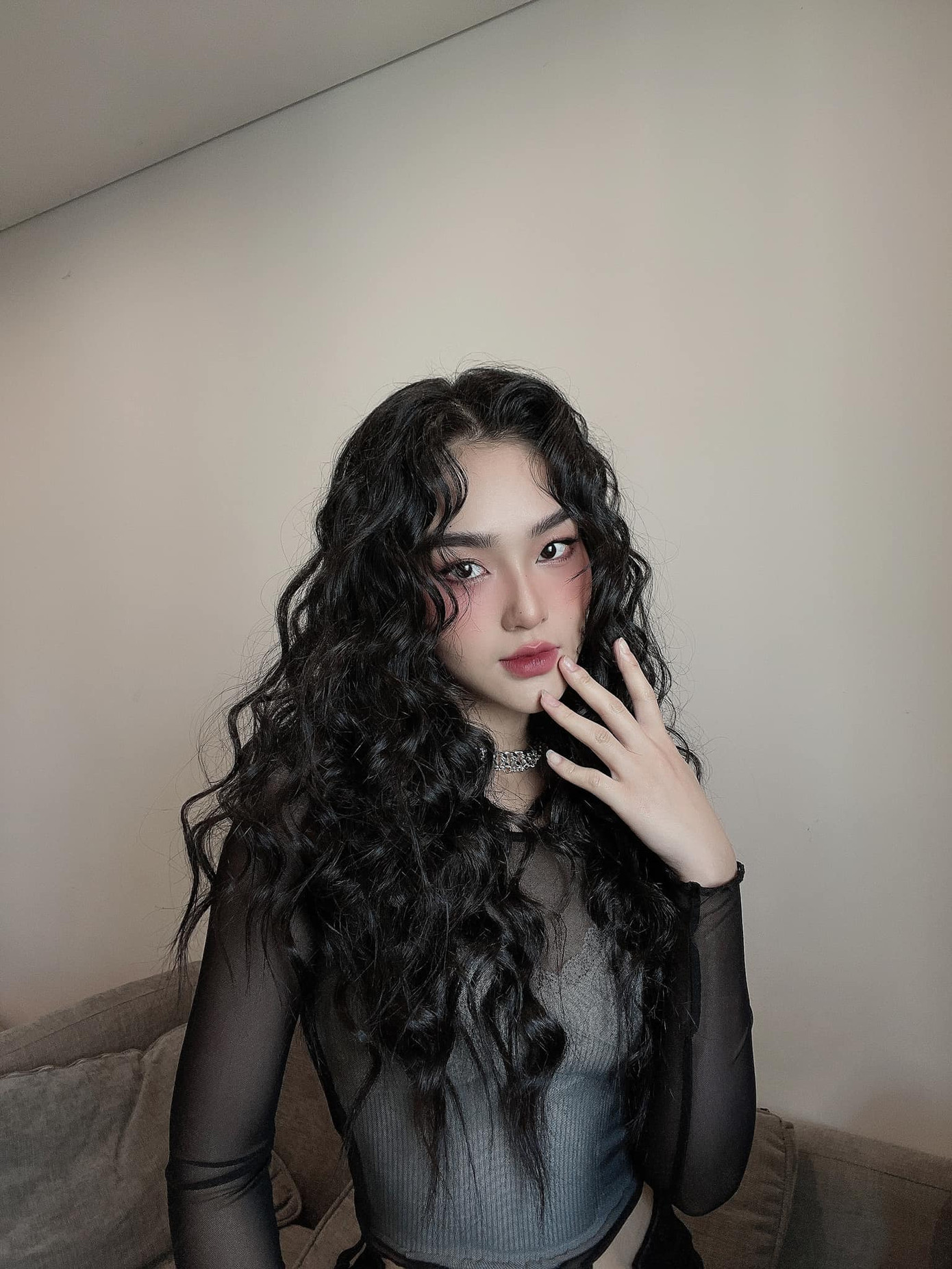 Cù Thị Trà ứng dụng phong cách đời thường vào vai diễn Anh Thu. Chỉ cần thay đổi kiểu tóc, nữ diễn viên đã mang đến hình ảnh thu hút. Cù Thị Trà ứng dụng phong cách đời thường vào vai diễn Anh Thu. Chỉ cần thay đổi kiểu tóc, nữ diễn viên đã mang đến hình ảnh thu hút.