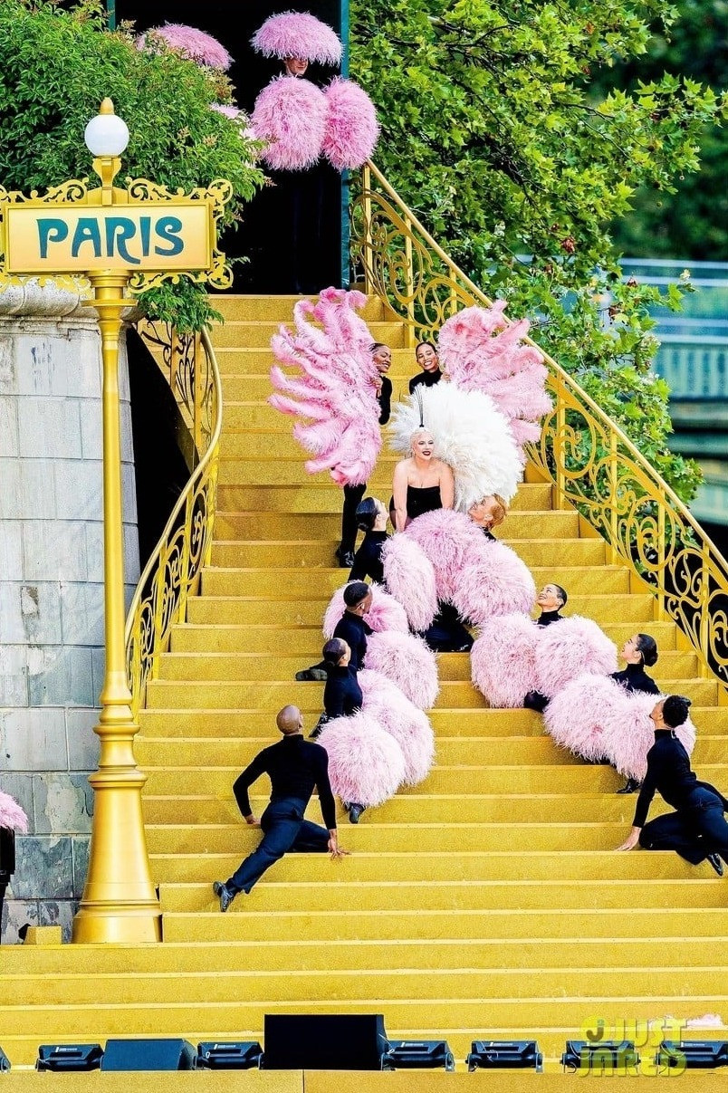 Lady Gaga diễn ở phần mở đầu khai mạc. Cô hát nhạc Pháp sau đó chơi piano. Ảnh: JustJared.