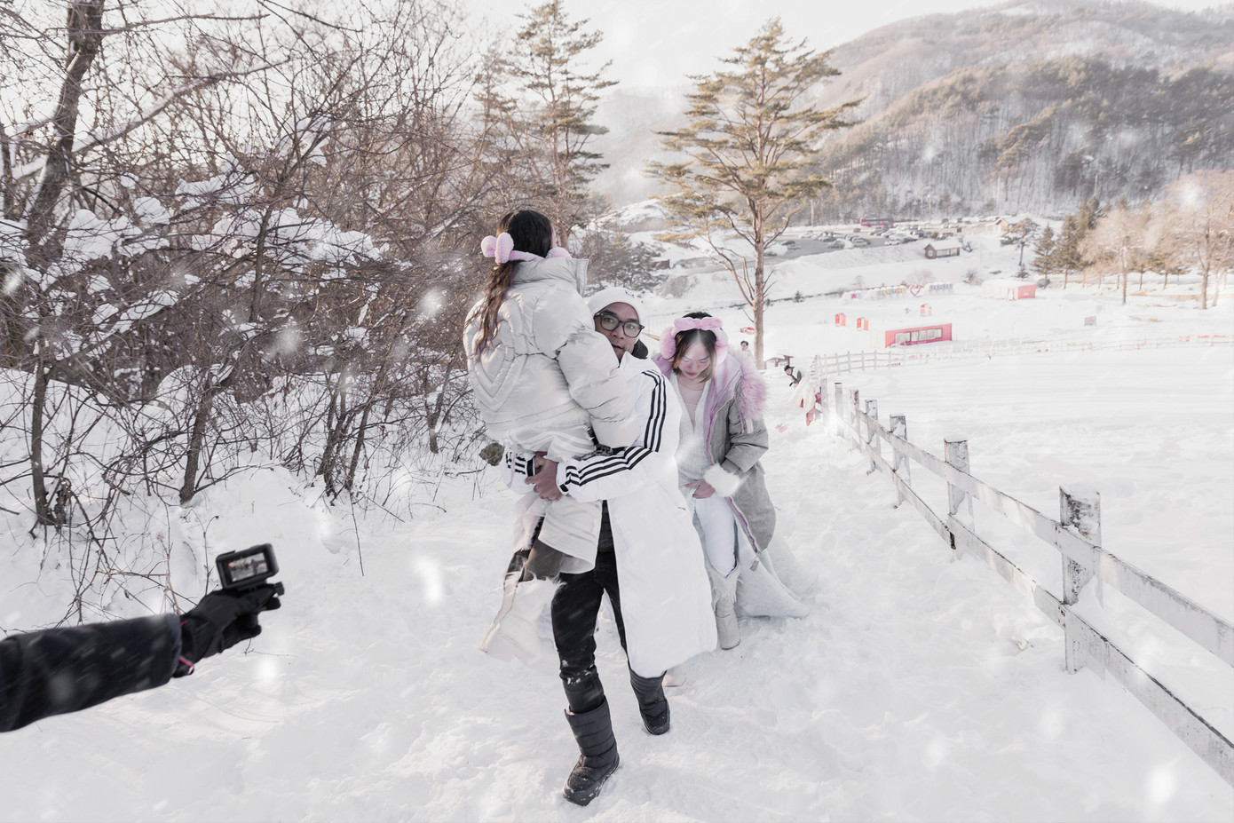 Ánh sáng, âm thanh, thiết kế không gian cũng được chú ý, người tham quan có thể cảm nhận được rõ nhất về dự án, về cái lạnh, về những câu chuyện đằng sau ống kính. Ánh sáng, âm thanh, thiết kế không gian cũng được chú ý, người tham quan có thể cảm nhận được rõ nhất về dự án, về cái lạnh, về những câu chuyện đằng sau ống kính.