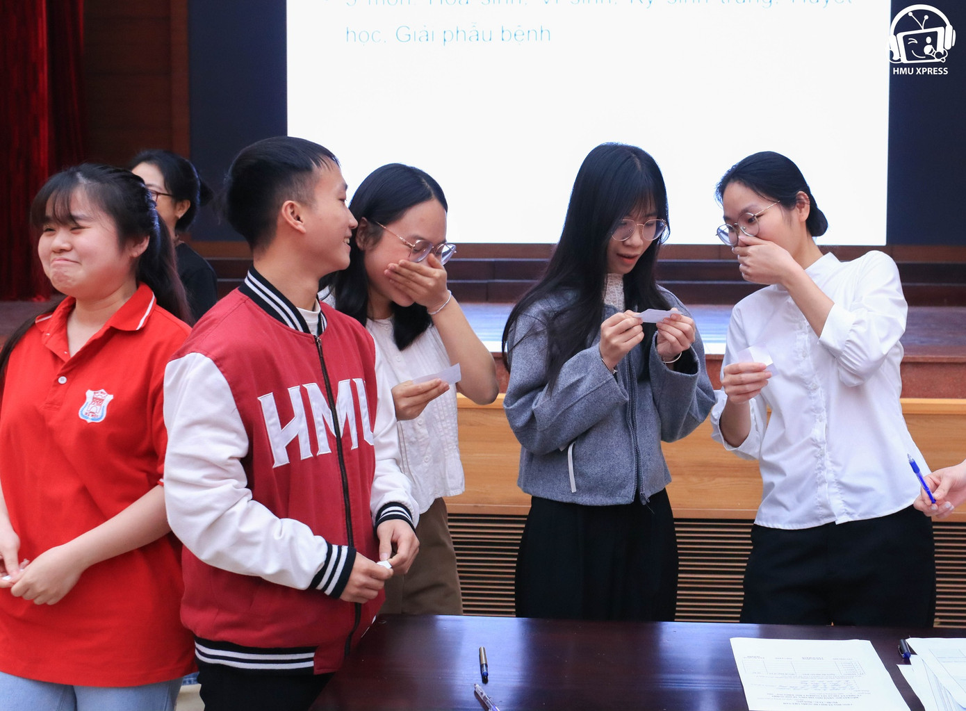 Sinh viên Đại học Y Hà Nội mặc đồng phục áo polo và bomber. Sinh viên Đại học Y Hà Nội mặc đồng phục áo polo và bomber.